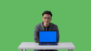 4k绿幕合成抠像穿西装的商务男性展示笔记本电脑形象8秒视频