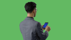 4k绿幕合成抠像穿西装使用蓝幕手机背影形象16秒视频