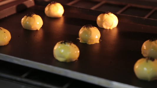 甜品师厨师烤箱烘焙蛋黄酥 视频