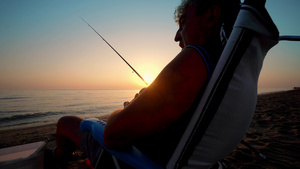 日出日落日落时带钓竿的渔民的背影11秒视频
