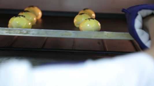 甜品师厨师烤箱烘焙蛋黄酥 视频