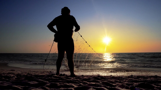 海洋沿岸的渔民捕鱼电影拍摄时有网在行动视频
