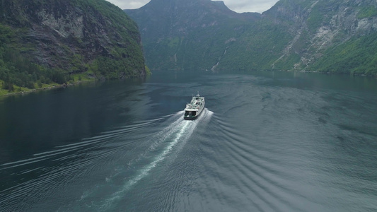 在夏日的盖朗厄尔峡湾渡轮绿山挪威鸟瞰图揭示射击无人机视频