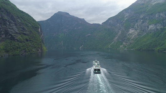 在夏日的Geirangerfjord号轮渡船上绿色视频