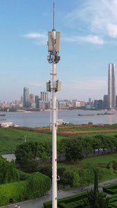 航拍城市街头蓝天白云晴朗天空无线信号5G网络信号塔科技数码素材天线素材视频
