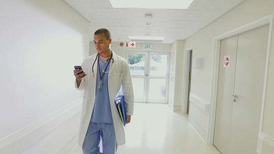 医院里有智能手机的医生视频