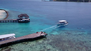 浅水和接近冲浪的白沙背景阳光明媚的旅游景光奇特的海岸12秒视频