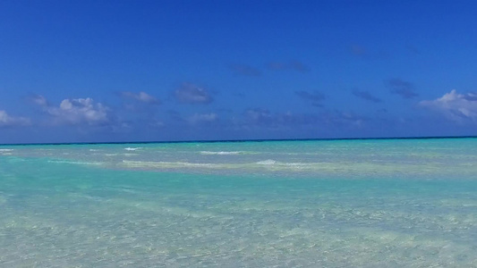 利用浅海和沙巴附近白色沙滩背景的浅海进行外来海滩生活视频