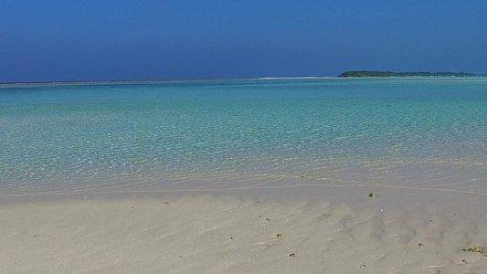 以浅水和白沙背景的浅水在冲浪附近进行天堂海滩海滩旅行视频