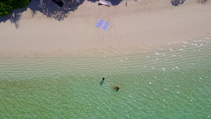 日出后蓝海和白色沙滩背景的天堂湾海滩历险空旷景色15秒视频