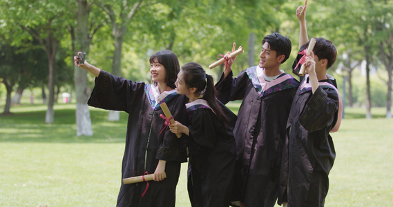 8K穿着学士服的大学毕业生拿着手机自拍合影视频