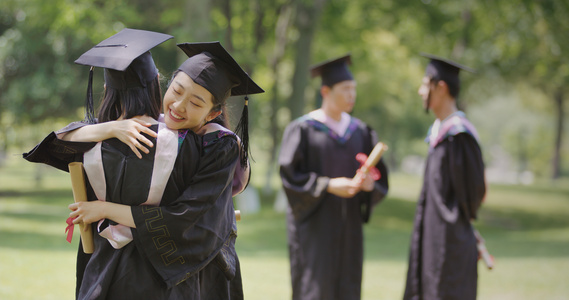 8K穿着学士服的同学毕业拥抱视频