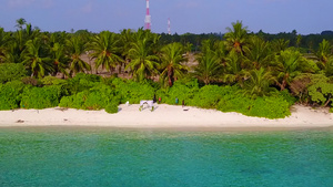 以浅礁湖和沙巴附近的白色沙滩背景为起点的外来旅游海滩15秒视频