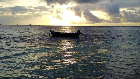 蓝海白沙背景下的海洋旅游海滩冒险浪漫摘要视频