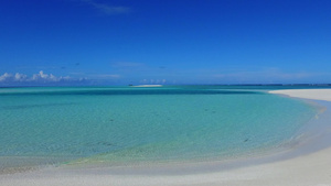 蓝海和靠近珊瑚礁的白沙背景在海滩上历险其风景充满了13秒视频