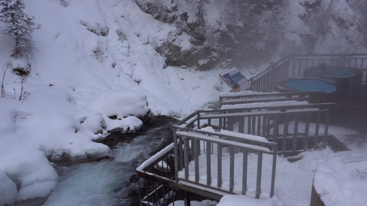 雪天蒸汽与温泉视频