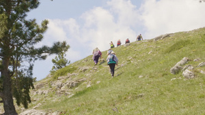 游客登上高山的绿色山地景观石9秒视频