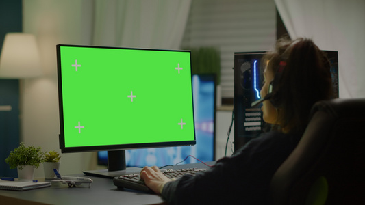 用绿色屏幕在计算机上玩虚拟游戏的pro游戏机视频