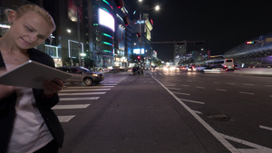 南朝鲜夜里带平板电脑的女人时间过后16秒视频
