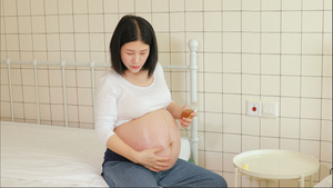 双胞胎准妈妈肚子涂抹精油防止妊娠纹31秒视频