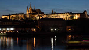 夜间在布拉格城堡附近河上的船只延时7秒视频