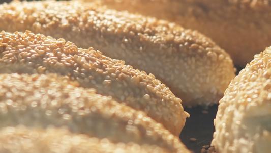 烘烤床单上新鲜的烤面包羊角面包时间已过视频