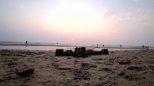 日落在沙滩上建造沙堡视频