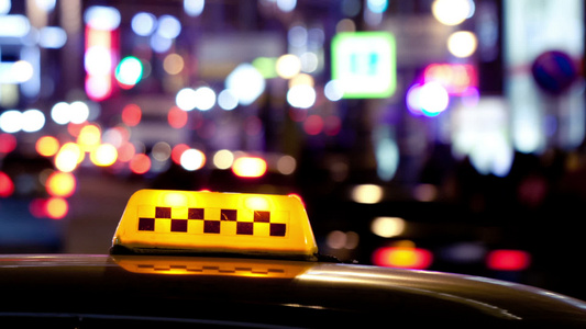 在出租车牌车后夜间城市交通时间过晚视频