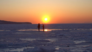 海洋冰雪日落下一男一女18秒视频