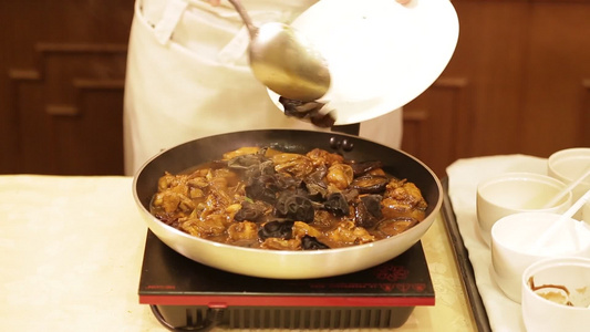厨师制作黄焖鸡[厨工]视频
