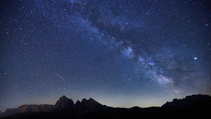 意大利多洛米蒂山脉上银河星空6秒视频