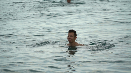 少年在海中游泳视频