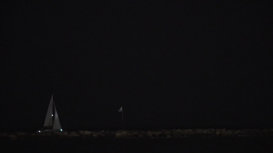 夜间在海上航行的游艇视频