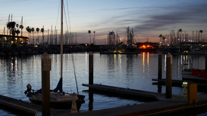 游艇帆船在码头港口暮色中的帆船桅杆美国加利福尼亚州16秒视频