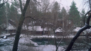 在乌克兰村的湖上下雪16秒视频