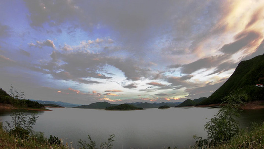 太阳和乌云的反射在天空背景山顶上飞快移动在泰国法塔卡视频