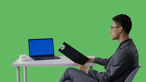 4k绿幕合成抠像商务男性工作桌办公25秒视频