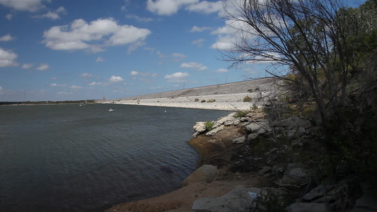 德克萨斯大坝附近的葡萄湖视频