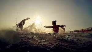 欢乐快乐的爱玩友团体在海上派对上泼水和玩耍慢动作26秒视频