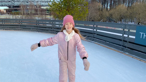 可爱的小女孩滑冰在冰上10秒视频