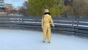 可爱的小女孩滑冰在冰上11秒视频