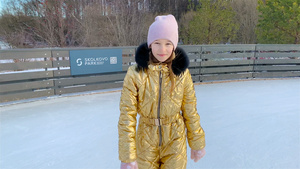 可爱的小女孩在冰上滑冰9秒视频