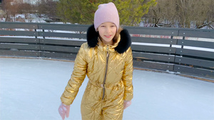 可爱的小女孩滑冰在冰上7秒视频