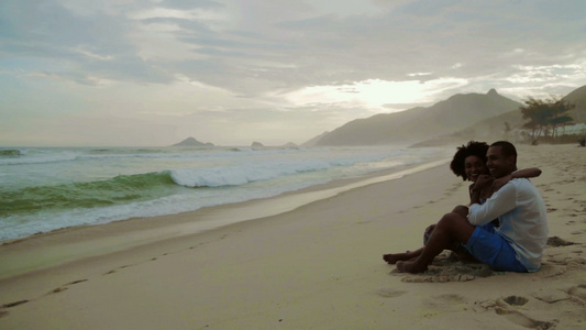 坐在沙滩上的情侣视频