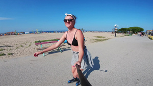 轮滑女孩在沙滩上溜冰鞋的自拍照户外活动的时髦女孩14秒视频