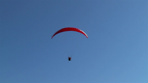 滑翔伞飞越更坚固的木屋瑞士15秒视频