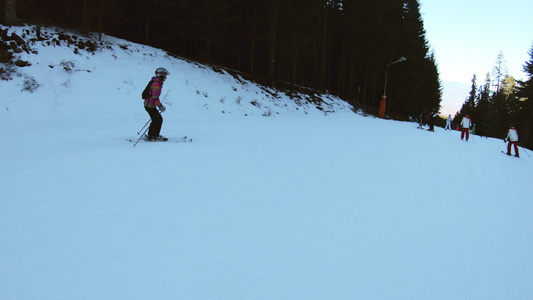 女性滑雪者在滑雪坡上下沉视频