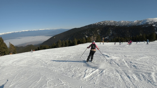女性滑雪者在滑雪路线上下沉视频
