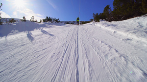 在阳光明媚的冬日滑雪14秒视频