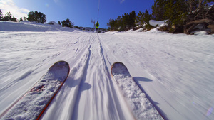 低角度视图滑雪鞋和雪靴子20秒视频